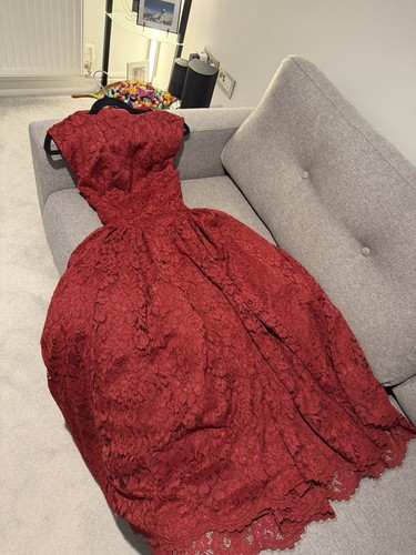 Red dress house cb - by, of